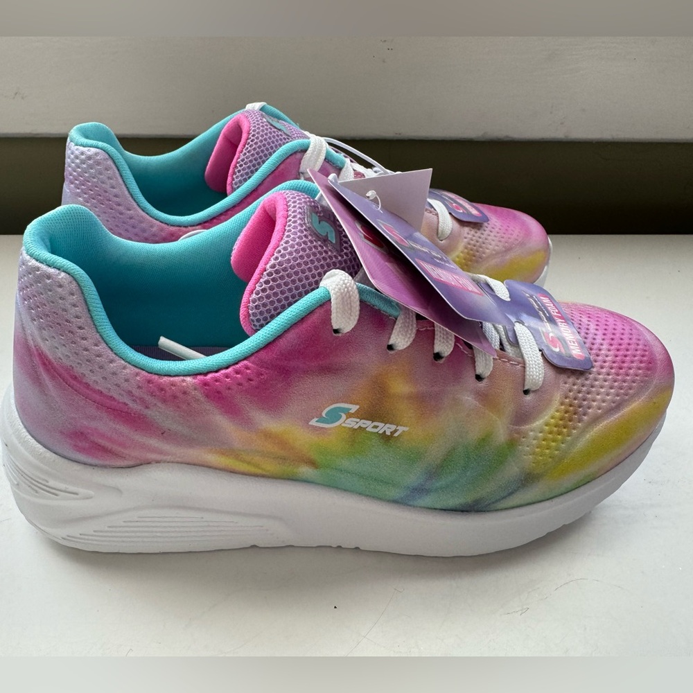 Sketchers sport multicolored sneakers